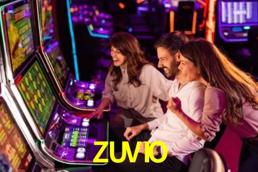 Escena dinámica inspirada en casino con iluminación ZUVIO, cartas, fichas e íconos de juegos digitales en un espacio moderno de juegos.